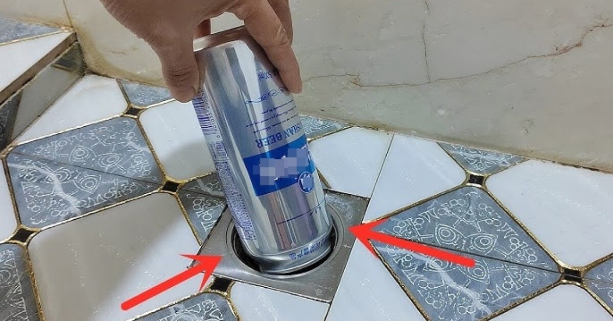 Đổ bia thừa xuống cống thoát nước, việc đơn giản nhưng giải quyết ngay vấn đề lớn trong mọi gia đình