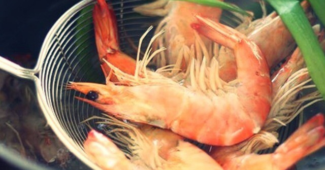 Luộc tôm mãi giờ mới biết, muốn tôm lên màu đỏ đẹp lại không tanh thì phải thêm những thứ rẻ tiền này!