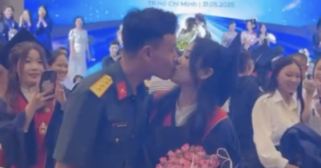Màn cầu hôn “có một không hai” tại lễ tốt nghiệp đại học ở TP HCM