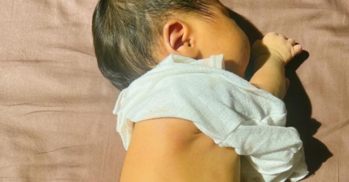 Bác sĩ đề nghị điều trị vàng da cho cháu sơ sinh nhưng bà nội kiên quyết từ chối, 1 tháng sau cả gia đình suy sụp