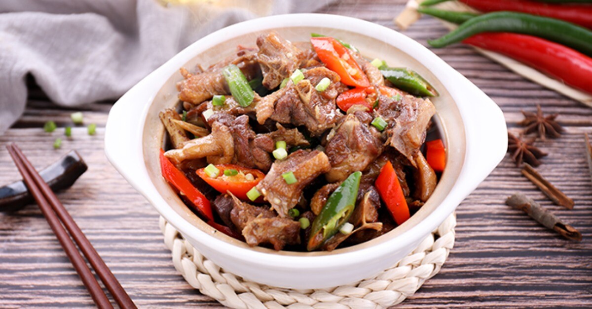 Thịt con này giá cực rẻ nhưng dinh dưỡng chẳng kém gà, đem kho bia được món đánh bay cơm, bất chấp thời tiết