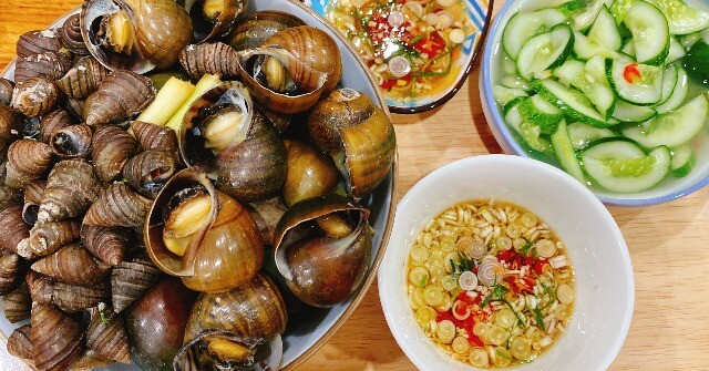 Luộc ốc, người cho nước người cho thêm mẻ, còn đây là cách làm của người bán ốc khiến con nào cũng ngon ngọt, sạch, giòn