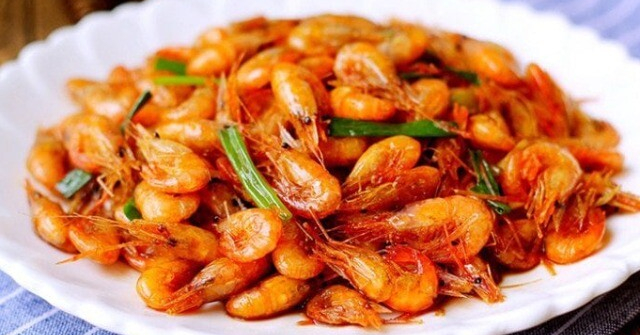 Rang tôm tuyệt đối không cho thứ nước này, tôm sẽ bị mềm, kém giòn ngon
