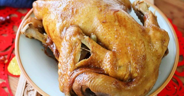 Thả con gà vào nồi cơm điện, 1 tiếng sau được món ngon hương vị ăn đứt ngoài hàng