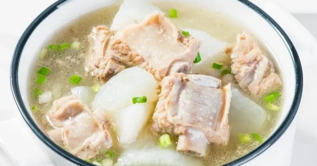 Hầm sườn người thì chần nước, người thì hầm trực tiếp, đầu bếp nói: "Cả hai đều sai, đây mới là cách đúng"