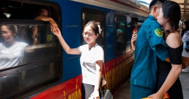 Chiến sĩ A80 ôm hôn chia tay người yêu để trở về đơn vị