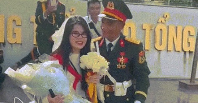Được chiến sĩ cầu hôn ngay sau diễu binh, cô gái Cần Thơ xúc động nghẹn ngào
