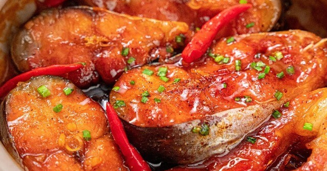 Nhiều năm kho cá giờ mới biết, việc thêm nước gì lúc kho để cá không tanh rất quan trọng, nhiều người làm sai nên không ngon