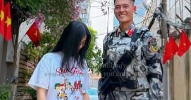 Chuyện tình được cả nước mong thành đôi của chiến sĩ diễu binh và cô gái tặng hoa