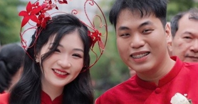 Mở video đặc biệt giữa đám cưới, chú rể Bình Định khiến cô dâu nghẹn ngào