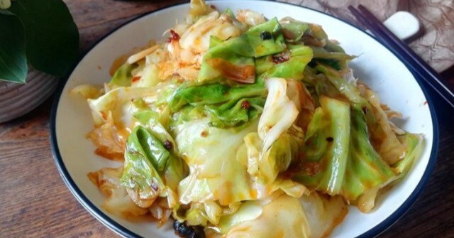 Xào bắp cải đừng cho luôn vào chảo, làm thêm điều này 20 giây, rau giòn ngon, không ra nhiều nước hay mềm nhũn