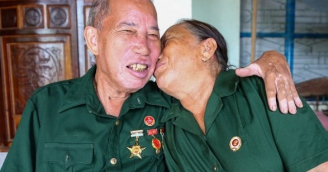 Cô y tá tìm lại người lính mất 2 chân, viết nên chuyện tình cổ tích suốt 50 năm