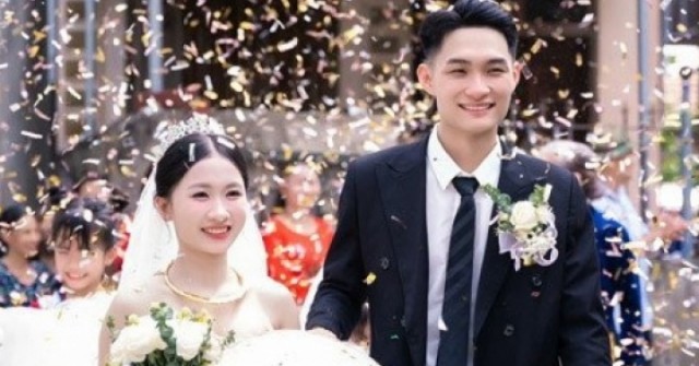 Gặp thử thách khó nhằn khi đón dâu, chú rể Hà Nội bật cười gọi anh em 