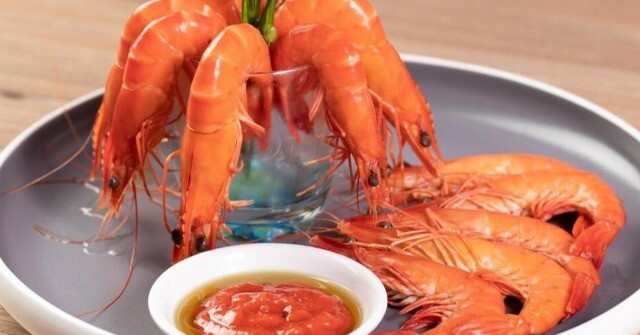 Khi luộc tôm, nên dùng nước sôi hay nước lạnh? Hóa ra trước giờ vẫn làm sai, bảo sao tôm bị dai và khô!