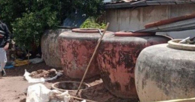 Chồng mất tích bí ẩn, 3 năm sau vợ sốc nặng khi mở nắp bể phốt