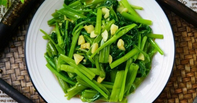 Xào rau muống đừng cho ngay vào chảo, thêm 2 bước này rau muống xanh mướt, giòn sần sật