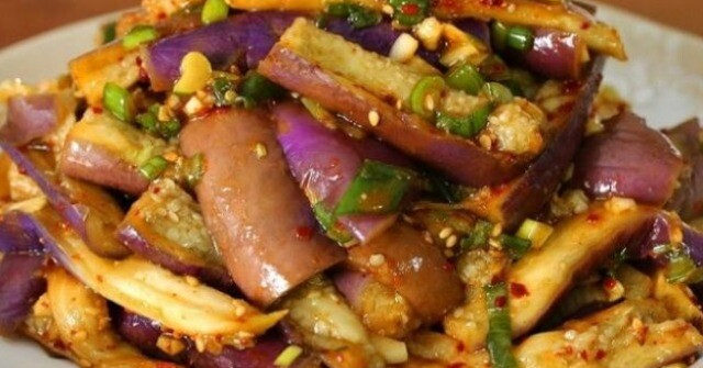 Xào cà tím đừng cho ngay vào chảo dầu, thêm 2 bước nữa cà không thâm lại chẳng ngán ngấy