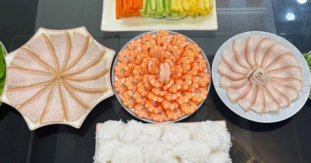 Trời oi nóng mẹ đảm làm gỏi cuốn tôm thịt, mách cách luộc tôm đỏ au, thái thịt đều tăm tắp 10 miếng như 1 ai cũng khen