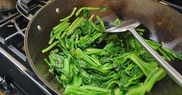 Xào rau, thêm vài giọt này, rau sẽ tươi xanh, giòn ngon thơm hơn ngoài hàng