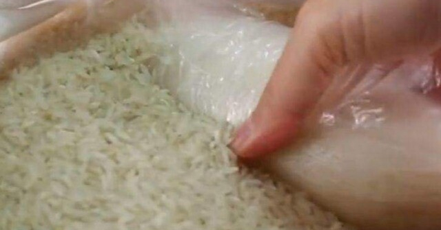 Mẹ chồng hoảng hốt khi thấy con dâu nhét củ cải vào thùng gạo, nhưng vài ngày sau thì phải khen nức nở!