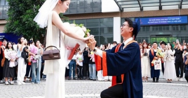 Màn cầu hôn gây sốt của nam sinh ngay trong ngày tốt nghiệp đại học