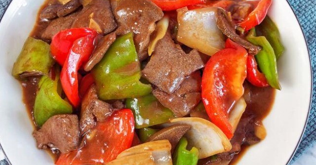 Bộ phận này của lợn vừa rẻ lại bổ, xào thế này mềm ngon, không tanh hay bị bở bột, cả nhà ăn không thừa một miếng