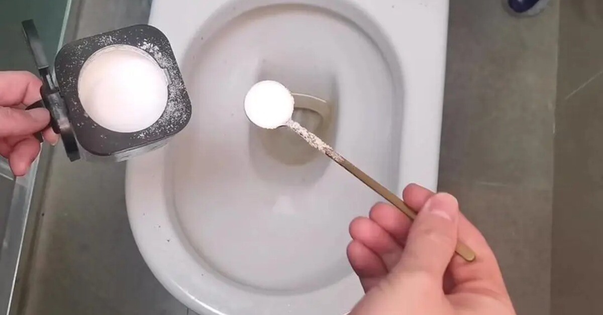 Tại sao nên rắc một nắm muối vào bồn cầu?