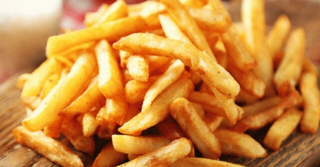 Chiên khoai tây nhớ thêm 2 bước này trước khi thả vào chảo dầu, mẻ nào cũng giòn rụm, vàng ươm, không ỉu