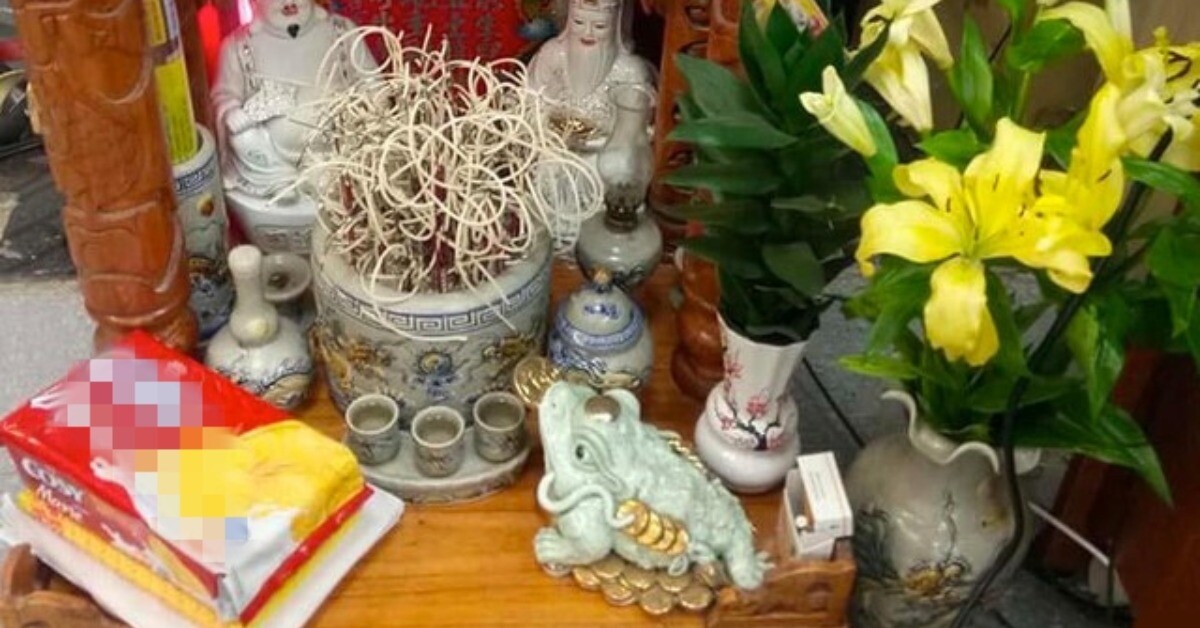 Đặt cóc ngậm tiền bên trái hay phải trên bàn thờ Thần Tài để mang lại sự giàu có cho gia chủ