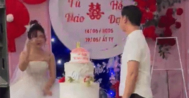 Cô dâu Huế khóc nức nở giữa đám cưới ngập nước vì lo khách không đến dự