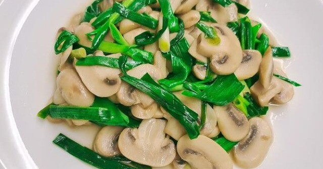 Thứ này là rau nhưng giàu đạm lẫn canxi, có thể ngừa ung thư, đem xào được món vừa ngon lại siêu bổ
