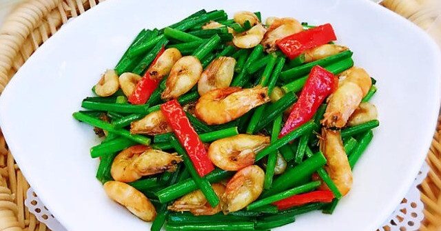 Lá này rẻ bèo nhưng giúp giải độc gan, sáng mắt, đem rang với tôm sông được món cực ngon