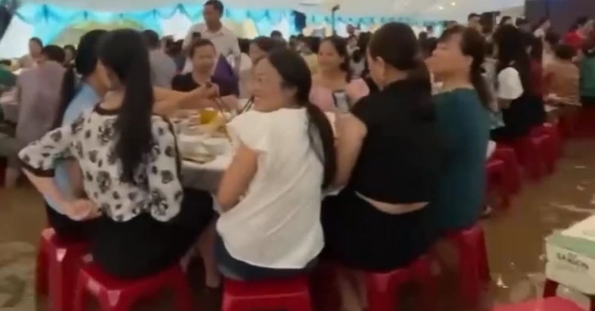 Đám cưới đáng nhớ của vợ chồng trẻ, khách ngồi trong nước lũ chúc mừng hạnh phúc