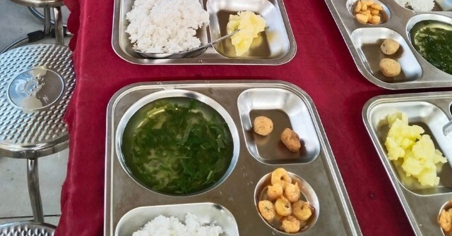 Hình ảnh suất ăn bán trú 15.000 đồng của học sinh miền núi Hà Tĩnh gây 