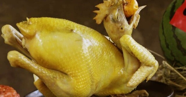 Luộc gà hay bị nứt da, chín không đều, đầu bếp nói: Làm theo bước này gà luôn lành lặn thơm phức, 10 người 11 người khen