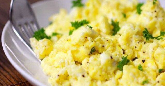 Chiên trứng đừng chỉ cho muối, thêm 2 thứ này nữa, trứng mềm xốp, vị cực ngon, không khô cứng