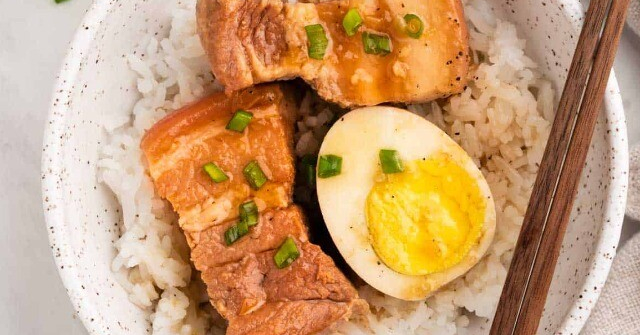 Nhiều năm kho thịt giờ mới biết, việc thêm nước gì lúc kho để thịt mềm thơm, ngọt tự nhiên rất quan trọng, nhiều người làm sai nên kém ngon