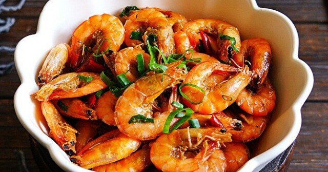 Rang tôm, đừng quên cho thêm nguyên liệu này, tôm không chỉ giòn ngon ngọt, chắc thịt lại còn lên màu đỏ đẹp