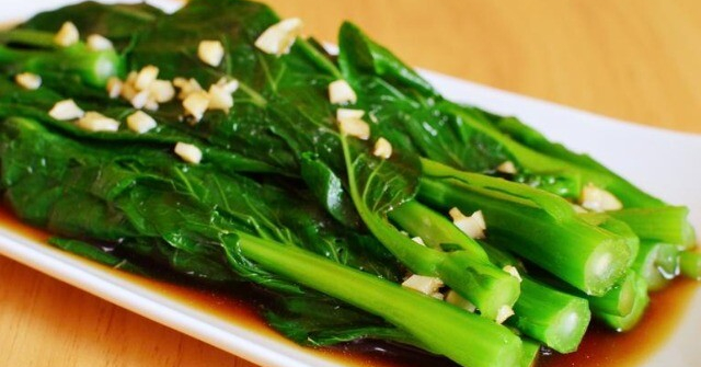 Loại rau rẻ tiền nhưng rất ngon, có lượng canxi gấp 5 lần cá, đem luộc rồi sốt tỏi cực giòn ngọt