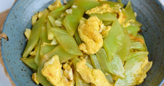 Cây này tưởng chỉ ăn lá, ai ngờ thân cũng cực ngon, đem xào trứng được món giàu canxi, tốt cho sức khỏe