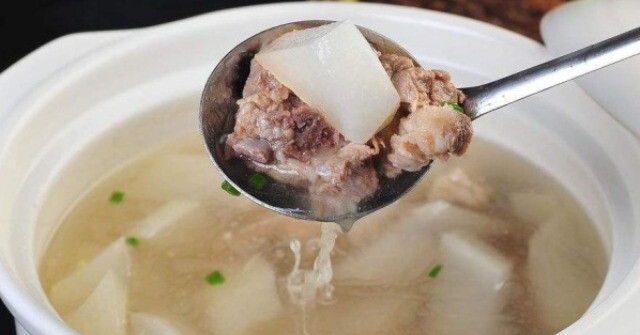 Hầm xương mãi nước vẫn đục, đầu bếp mách thêm 2 bước này, lần nấu nào canh cũng trong veo, thơm nức