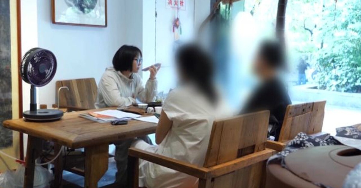 Chồng vừa mất, người phụ nữ sừng sờ khi nghe con gái riêng của anh đề cập chuyện này