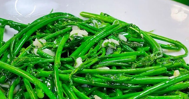 Loại rau thường chỉ nấu canh nhưng xào tỏi cực ngon, mùa hè đang nhiều mua ngay để thanh nhiệt giải độc, bổ sung sắt và canxi