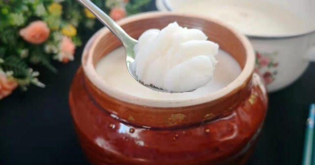 Rán mỡ lợn, người sành ăn đổ thêm bát nước này vào làm mỡ trắng tinh thơm phức, tóp giòn tan, tôi thấy hiệu quả liền làm theo
