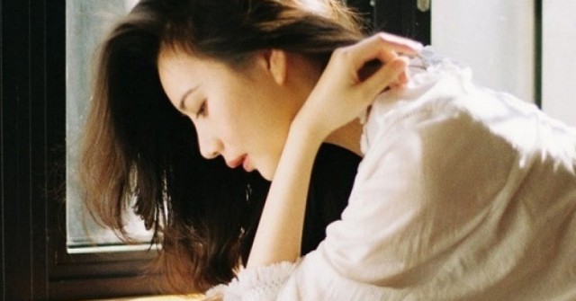 Mới lấy chồng 3 tháng, tôi đã muốn "ngã" vào lòng đồng nghiệp kém tuổi