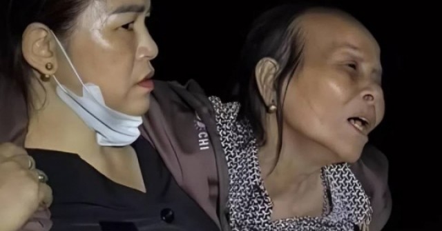 Người mẹ kiệt sức sau gần 2 ngày tìm con mất tích trên biển