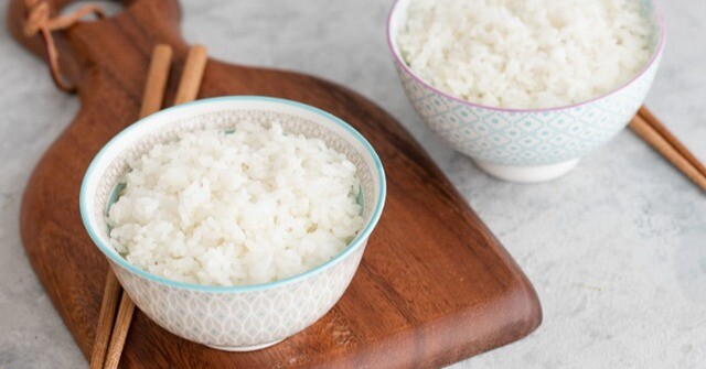 Đừng chỉ nấu cơm bằng nước lọc như thường nữa! Chỉ cần thêm một nắm nhỏ này, cơm thơm đến mức hàng xóm cũng phải gõ cửa "xin ăn"