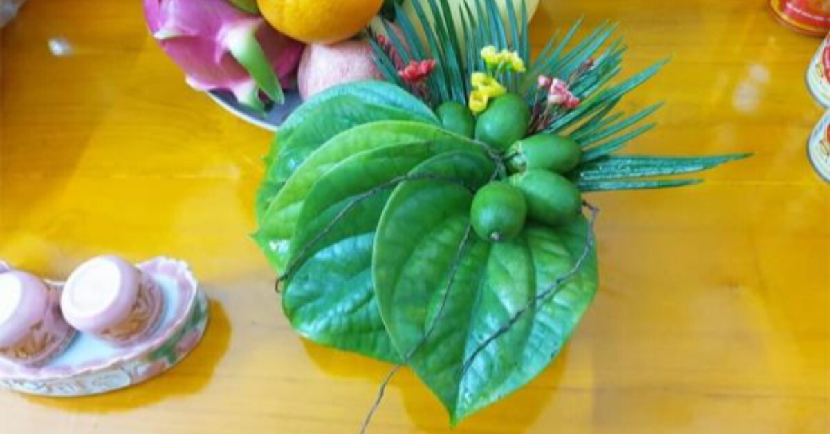 Khi thắp hương, dùng bao nhiêu lá trầu, bao nhiêu quả cau thì chuẩn phong thủy? Nên đặt bên trái hay bên phải bàn thờ?