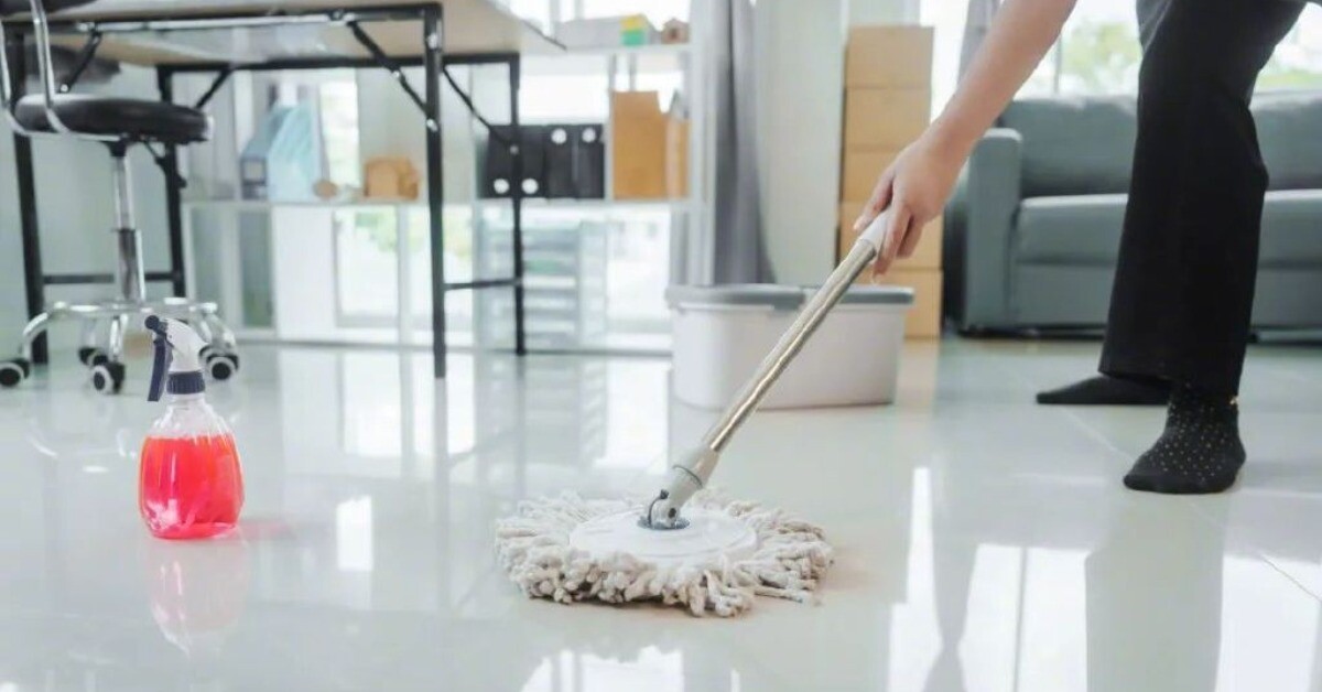 Tại sao lại ngửi thấy mùi tanh sau khi lau nhà? Đây là cách khắc phục