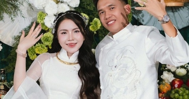 Tuyển thủ Minh Khoa đính hôn với cô chủ tiệm vàng